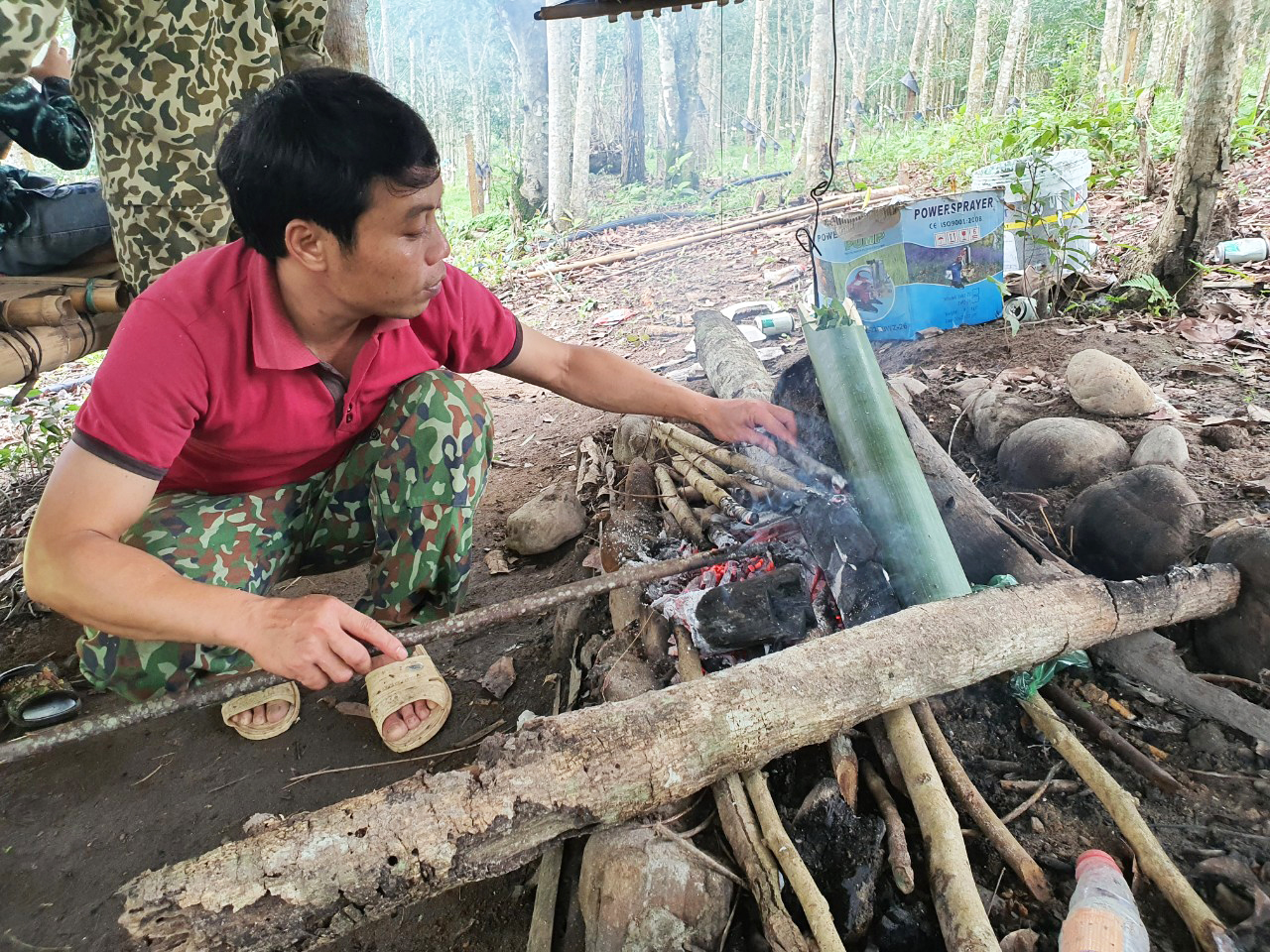 Chộp ếch rừng, bắt ếch đồng làm thịt bỏ vô ống lồ ô nướng đỏ, người Giẻ Triêng làm cách gì mà ngon thế! - Ảnh 3.