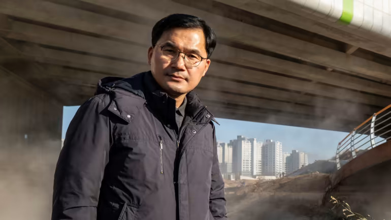 Kim Hoon, đồng đại diện của Tổ chức Hành động vì Môi trường Pyeongtaek, đứng bên bờ suối địa phương mà anh nói là bị ô nhiễm bởi nước thải nóng từ Khu công nghiệp Godeok ở Pyeongtaek, Hàn Quốc. (Ảnh Jean Chung).