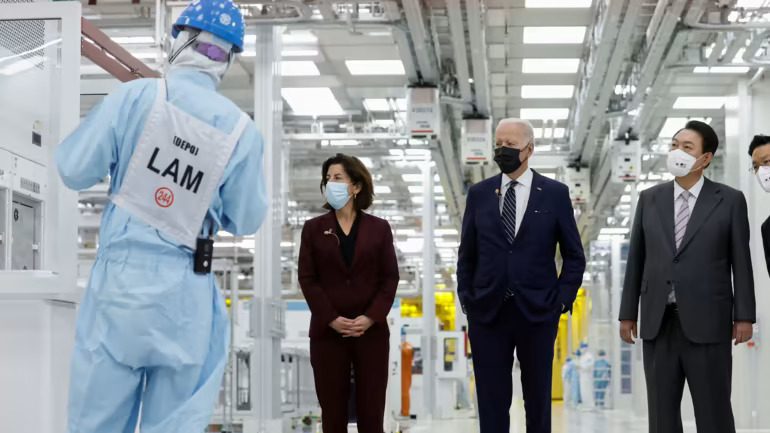 Tổng thống Hoa Kỳ Joe Biden đến thăm Cơ sở Samsung Electronics Pyeongtaek cùng với Tổng thống Hàn Quốc Yoon Suk-yeol vào tháng 5. Cơ sở này là một trong những nhà máy sản xuất chip lớn nhất thế giới. Ảnh: © Reuters.