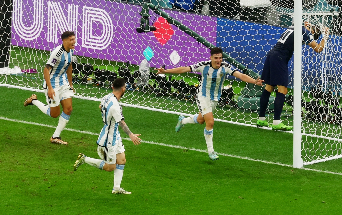 Messi và Alvarez &quot;tung hứng&quot; trên hành trình cùng Argentina vào chung kết World Cup 2022 - Ảnh 3.
