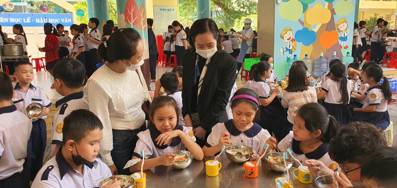 An toàn bữa ăn bán trú: Tại sao phụ huynh lại phải giám sát? - Ảnh 2.