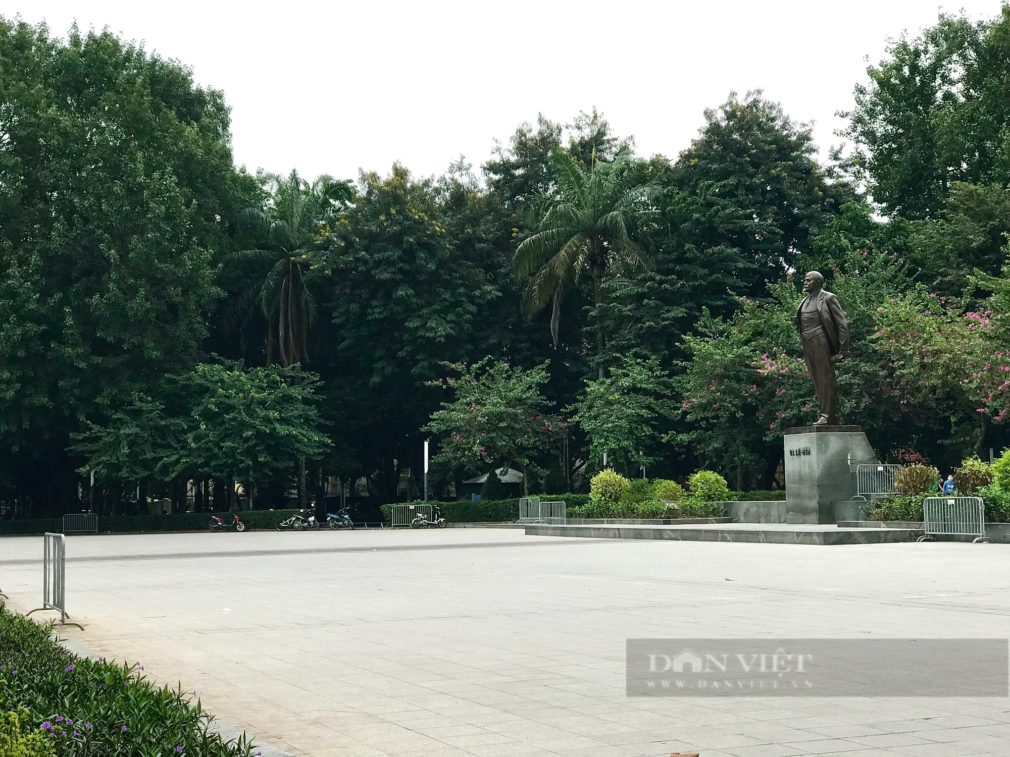 Điều đặc biệt về bức tượng bằng đồng cao hơn 5m nằm trong công viên lâu đời ở Hà Nội - Ảnh 2.