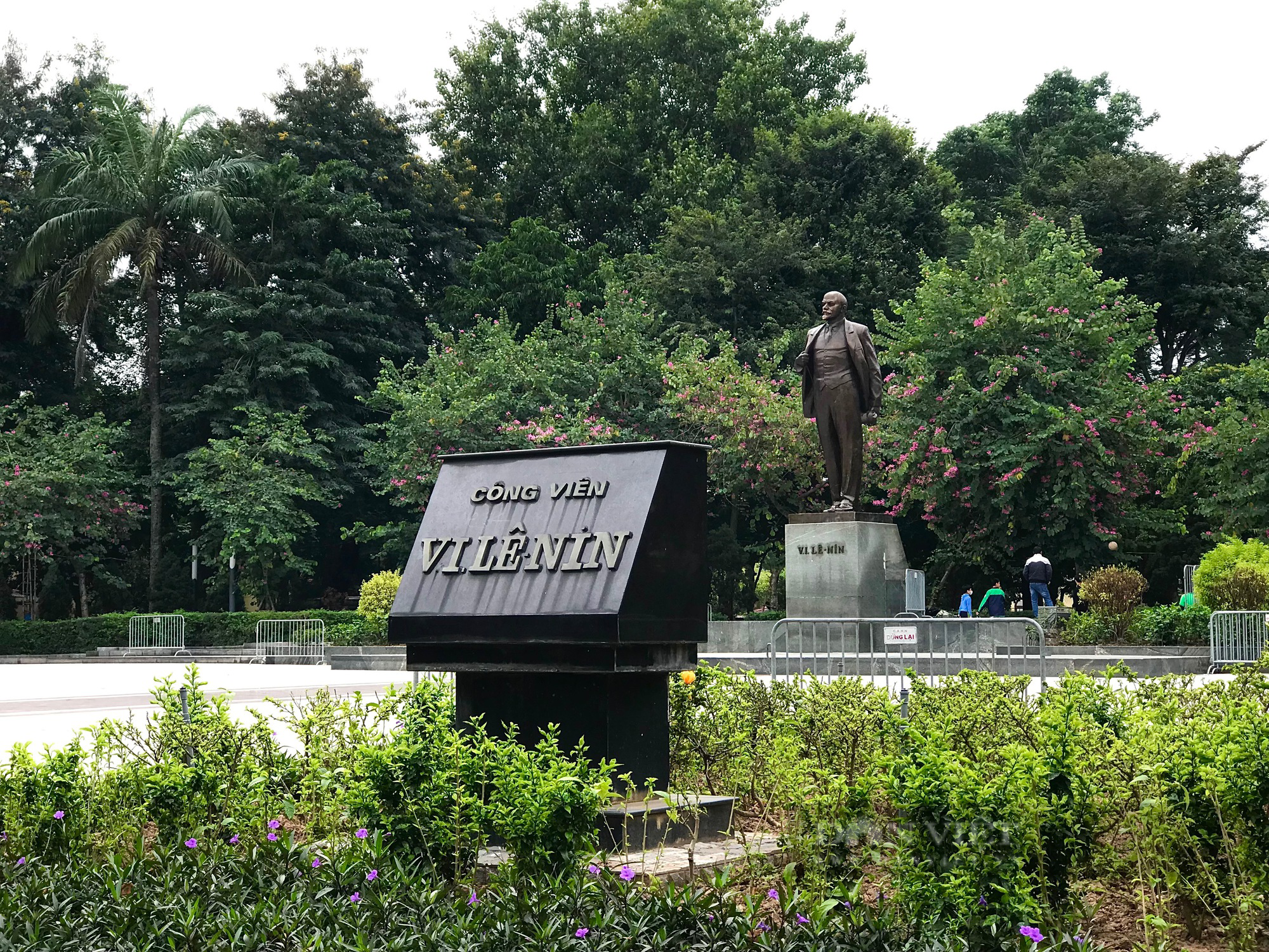 Điều đặc biệt về bức tượng bằng đồng cao hơn 5m nằm trong công viên lâu đời ở Hà Nội - Ảnh 3.