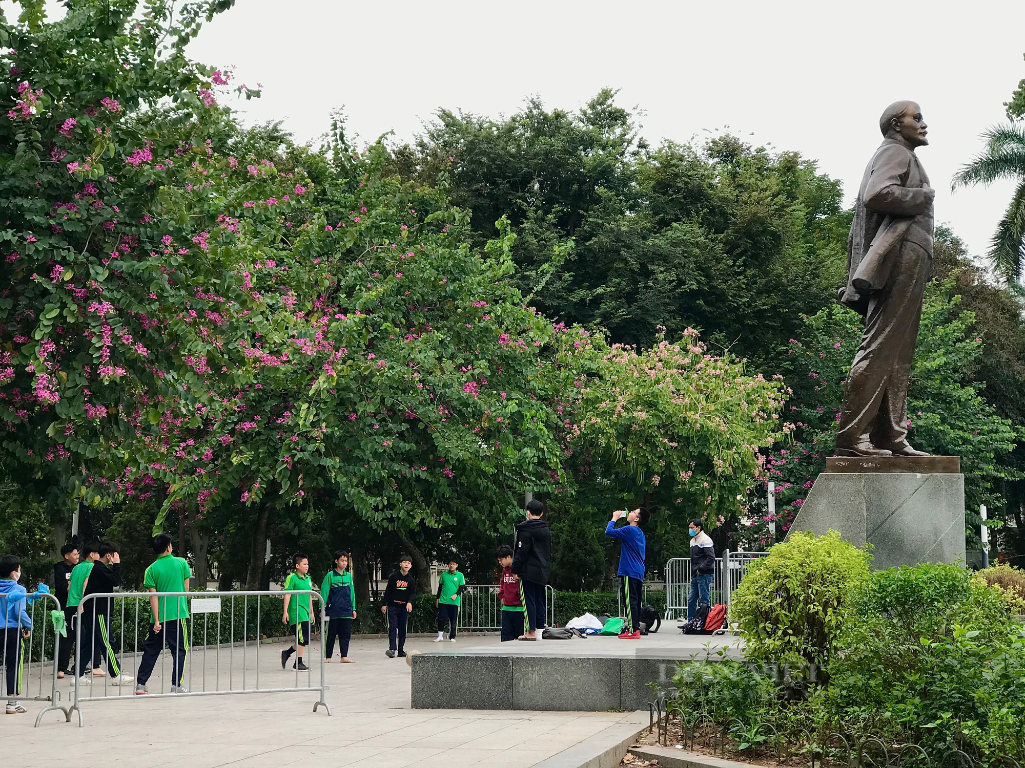 Điều đặc biệt về bức tượng bằng đồng cao hơn 5m nằm trong công viên lâu đời ở Hà Nội - Ảnh 5.