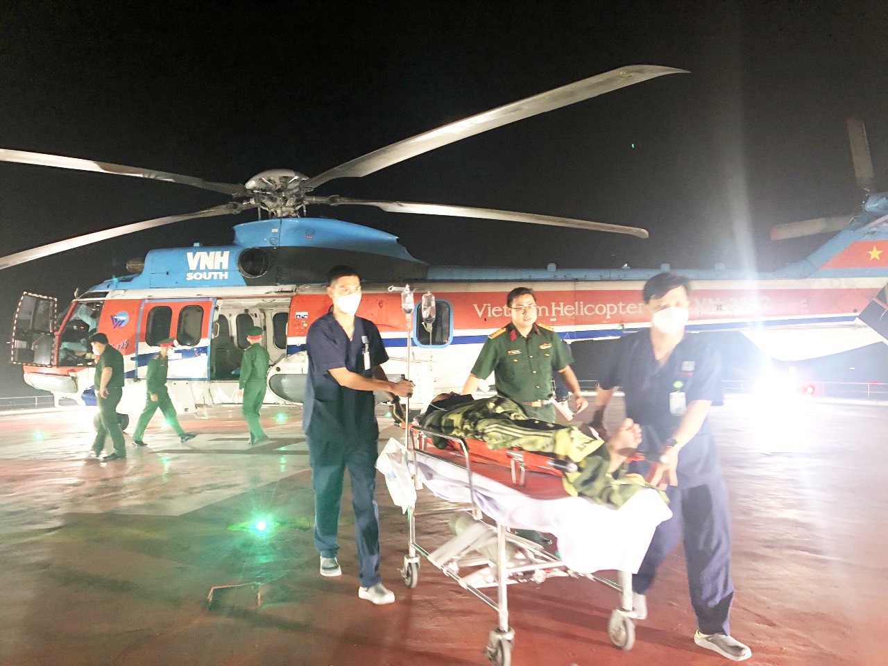 Vượt mưa giông, trực thăng đưa ngư dân bị đột quỵ não từ đảo Sinh Tồn vào đất liền - Ảnh 1.