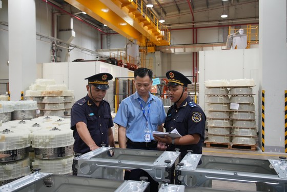 Lần đầu tiên xuất nhập khẩu của Việt Nam đạt mốc gần 700 tỷ USD - Ảnh 1.