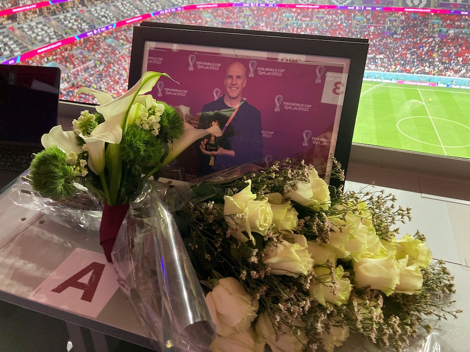 Hé lộ sự thật cái chết của nhà báo bóng đá nổi tiếng tại Qatar World Cup 2022 - Ảnh 1.