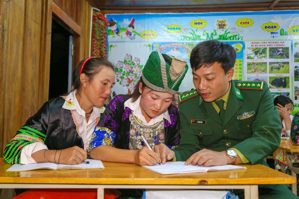 Tổ chức lớp học xóa mù nơi bản Mông biên giới - Ảnh 10.
