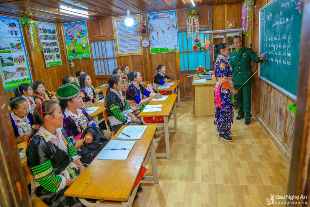 Tổ chức lớp học xóa mù nơi bản Mông biên giới - Ảnh 3.