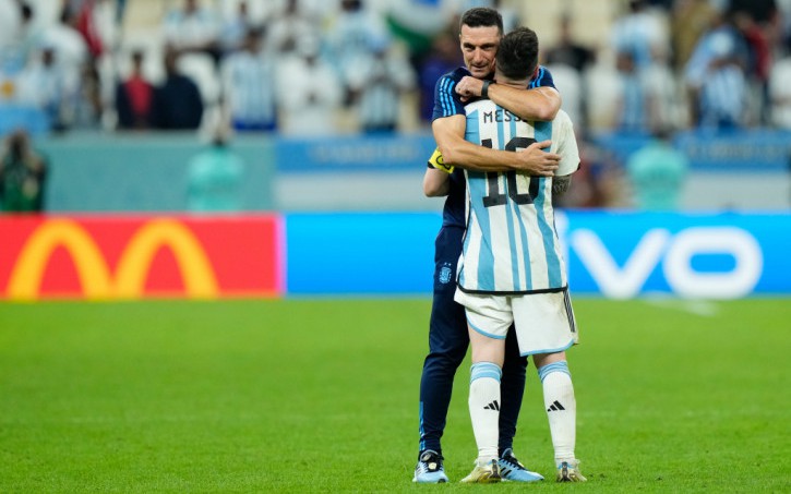 VIDEO: HLV Argentina bật khóc, ôm chầm lấy Messi