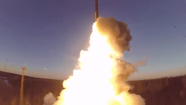 Cận cảnh Nga nạp tên lửa đạn đạo hạt nhân RS-24 vào giếng phóng - Ảnh 13.