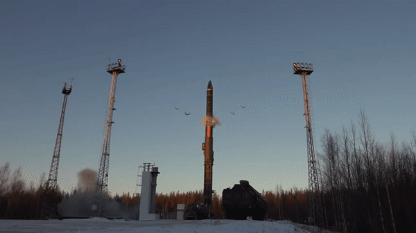 Cận cảnh Nga nạp tên lửa đạn đạo hạt nhân RS-24 vào giếng phóng - Ảnh 14.