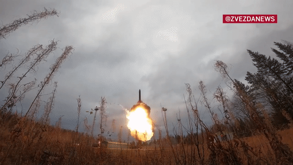 Cận cảnh Nga nạp tên lửa đạn đạo hạt nhân RS-24 vào giếng phóng - Ảnh 16.
