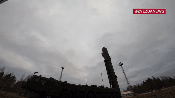 Cận cảnh Nga nạp tên lửa đạn đạo hạt nhân RS-24 vào giếng phóng - Ảnh 17.