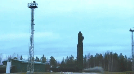 Cận cảnh Nga nạp tên lửa đạn đạo hạt nhân RS-24 vào giếng phóng - Ảnh 18.