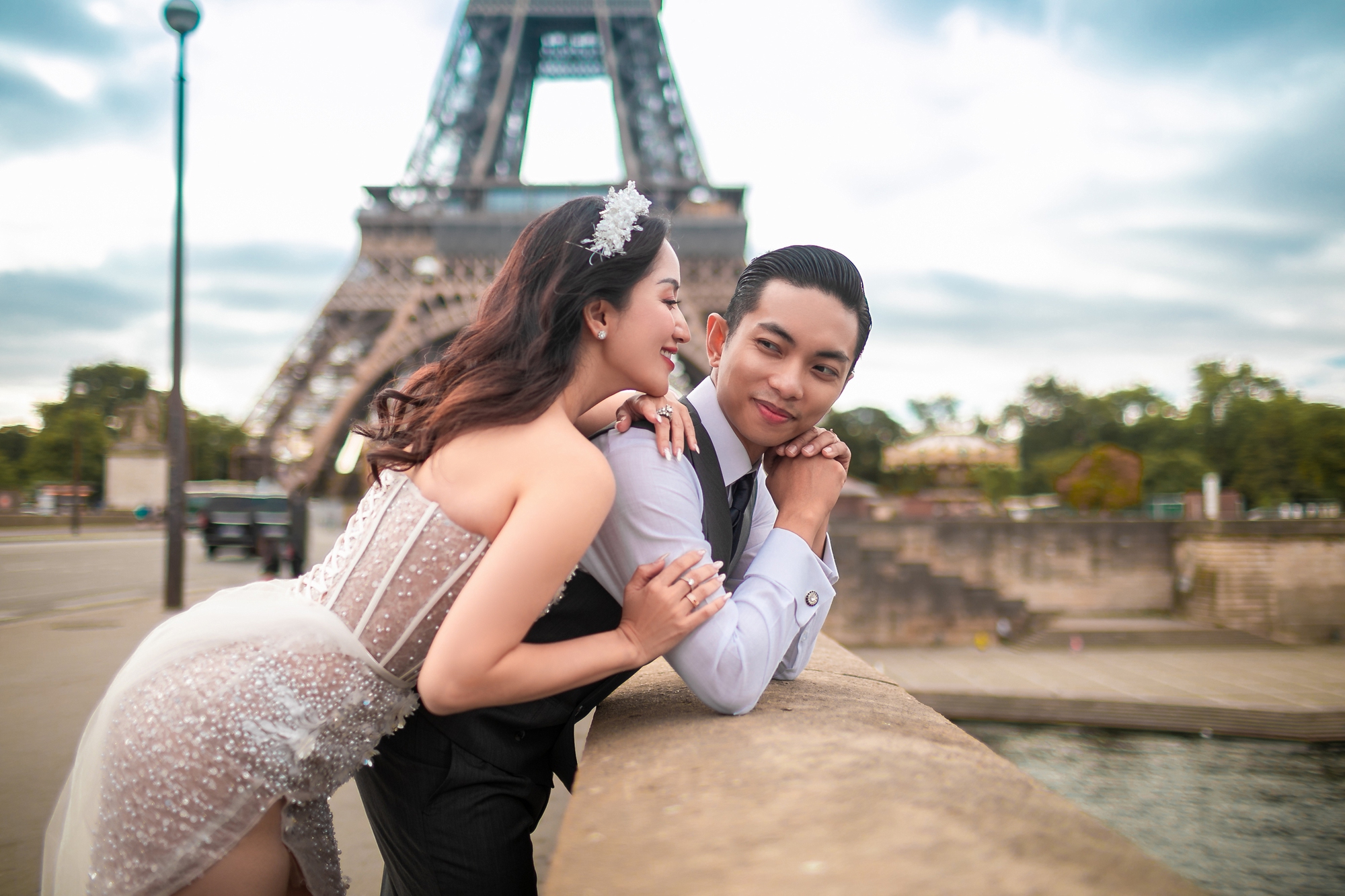 Bộ ảnh cưới lãng mạn của Khánh Thi và Phan Hiển tại tháp Eiffel khiến bao trái tim rung động. Đôi uyên ương trẻ trung và đẹp đôi hòa quyện vào không gian lãng mạn của Paris, tạo ra một bức tranh tuyệt đẹp về tình yêu.