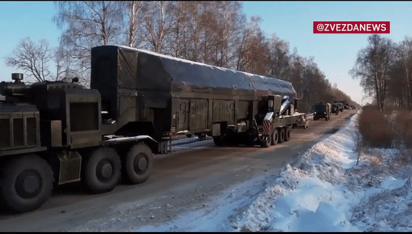 Cận cảnh Nga nạp tên lửa đạn đạo hạt nhân RS-24 vào giếng phóng - Ảnh 2.