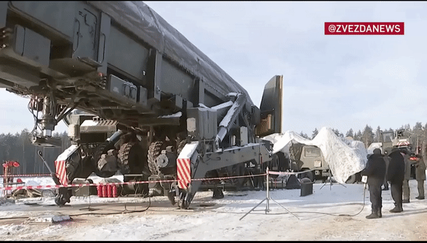 Cận cảnh Nga nạp tên lửa đạn đạo hạt nhân RS-24 vào giếng phóng - Ảnh 5.