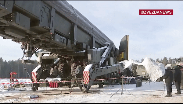 Cận cảnh Nga nạp tên lửa đạn đạo hạt nhân RS-24 vào giếng phóng - Ảnh 6.