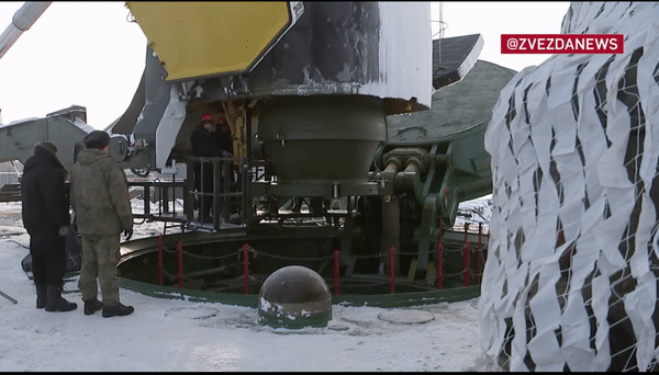 Cận cảnh Nga nạp tên lửa đạn đạo hạt nhân RS-24 vào giếng phóng - Ảnh 7.