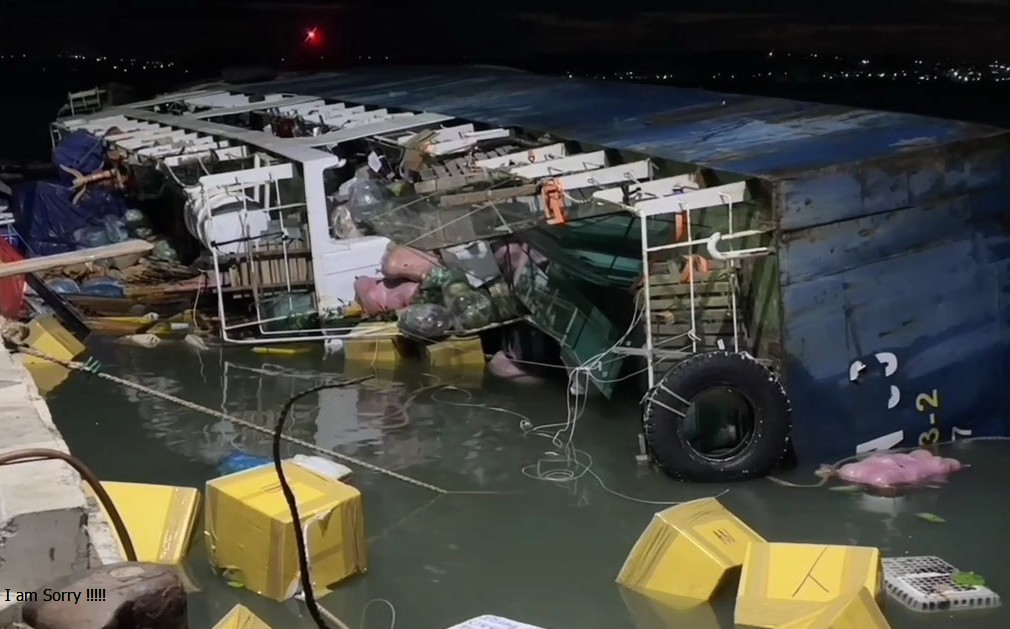 Bình Thuận: Tàu chở 70 tấn hàng đi đảo Phú Quý bị lật nghiêng, chìm nửa thân ở cảng Phan Thiết - Ảnh 1.