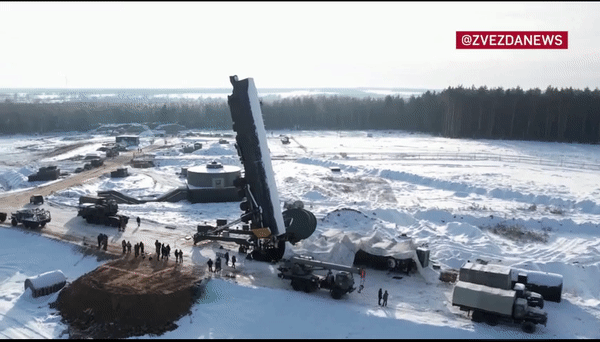 Cận cảnh Nga nạp tên lửa đạn đạo hạt nhân RS-24 vào giếng phóng - Ảnh 8.