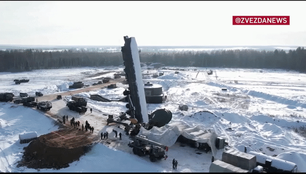 Cận cảnh Nga nạp tên lửa đạn đạo hạt nhân RS-24 vào giếng phóng - Ảnh 9.