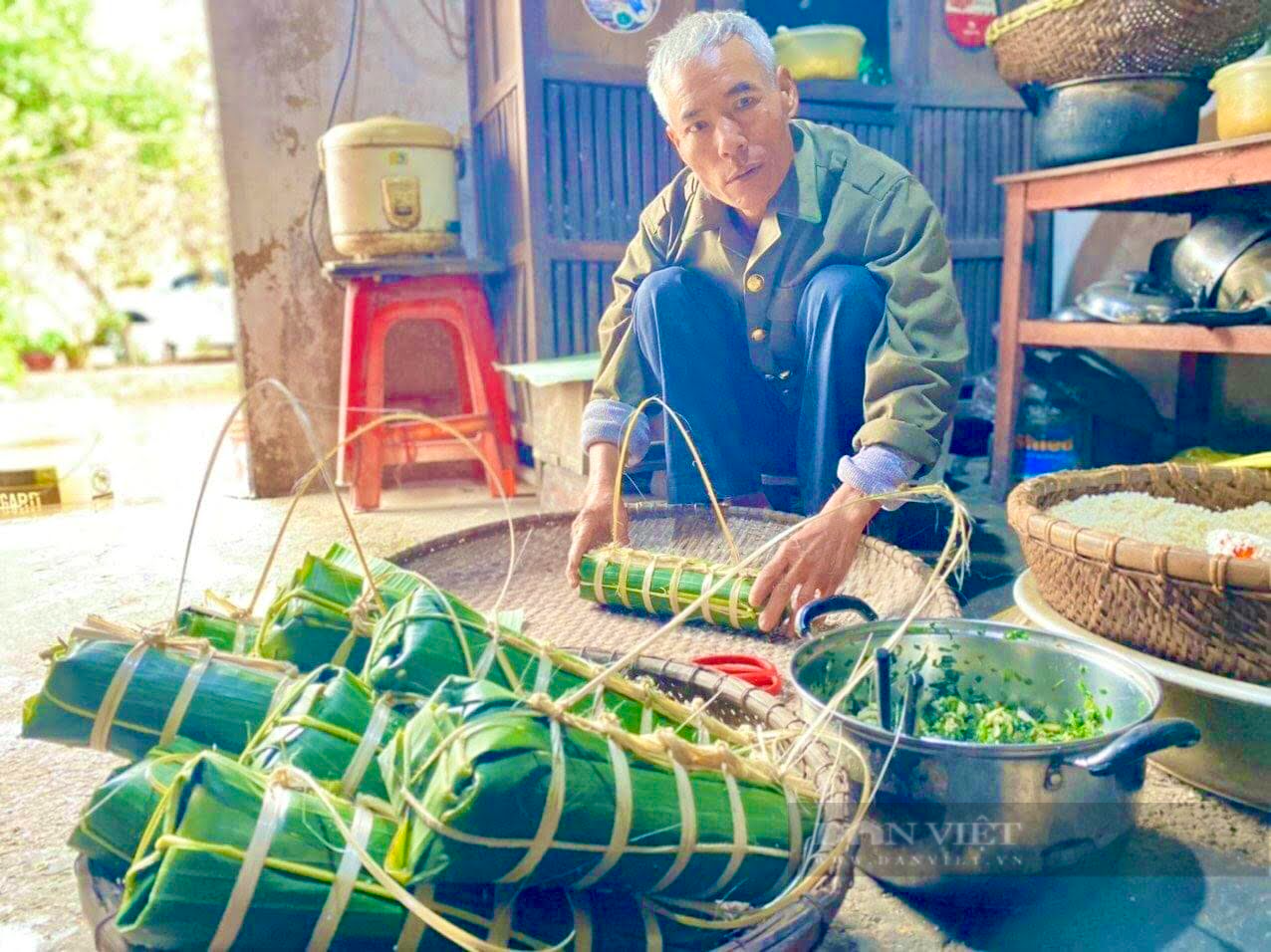 Tết đến xuân về, mọi gia đình lại ngồi bên bếp lửa hồng của nồi bánh chưng nghi ngút khói tỏa - Ảnh 1.