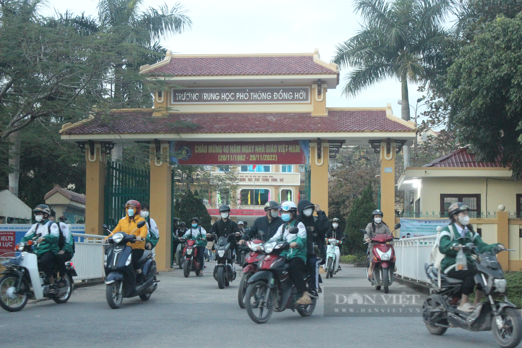 Báo động tình trạng học sinh Quảng Bình vô tư chạy xe máy tới trường - Ảnh 2.
