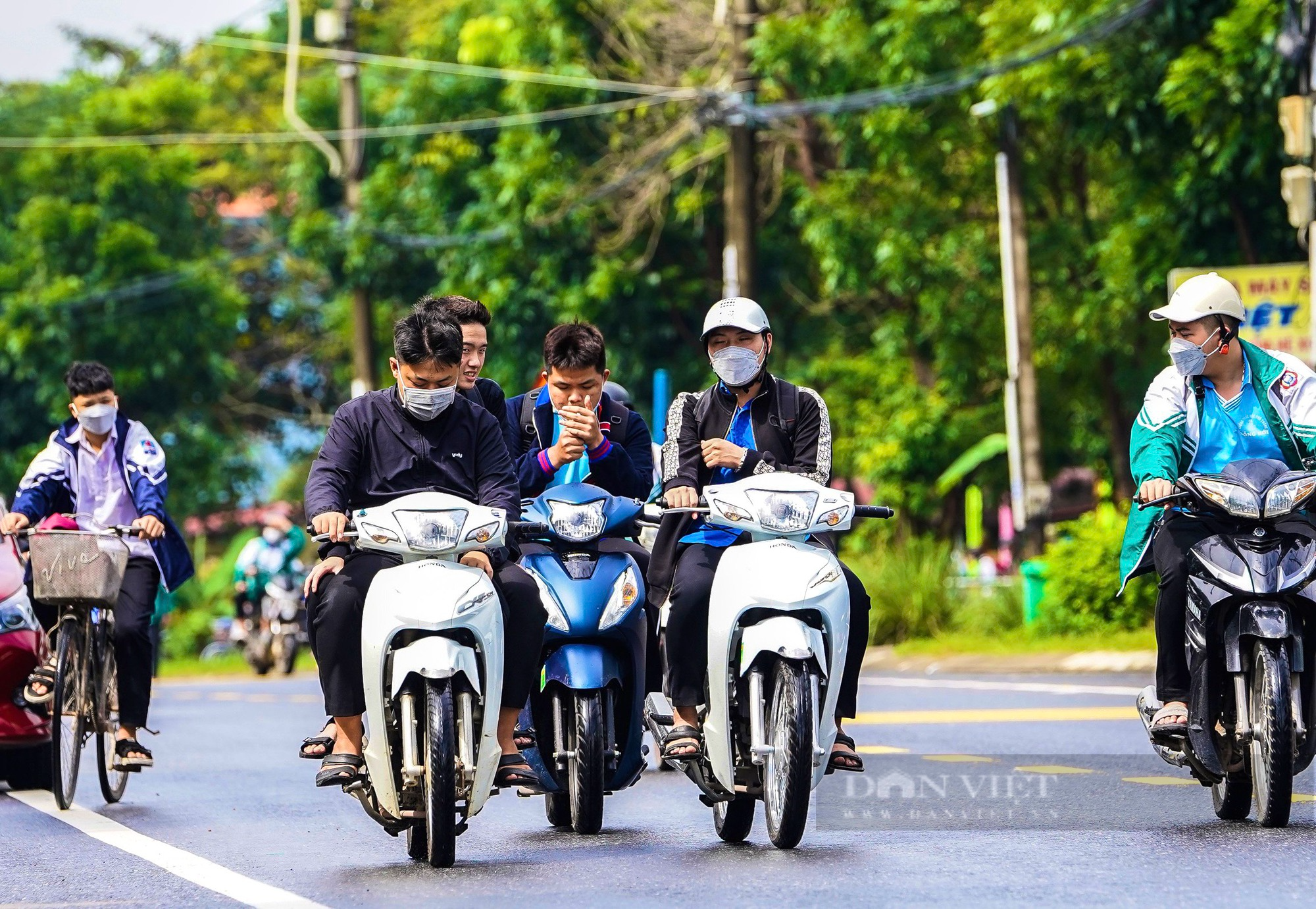 Báo động tình trạng học sinh Quảng Bình vô tư chạy xe máy tới trường - Ảnh 3.