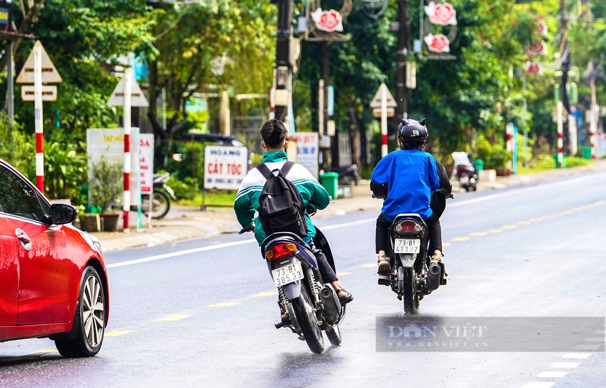 Báo động tình trạng học sinh Quảng Bình vô tư chạy xe máy tới trường - Ảnh 4.