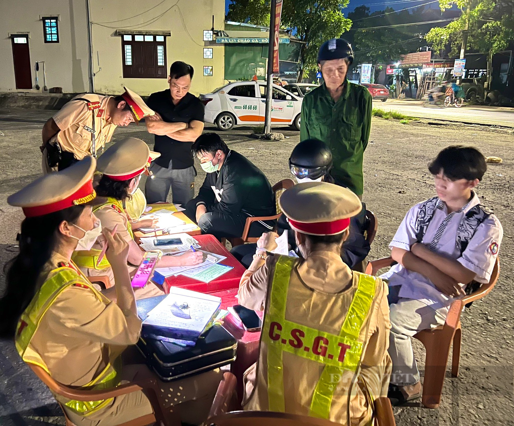 Báo động tình trạng học sinh Quảng Bình vô tư chạy xe máy tới trường - Ảnh 6.