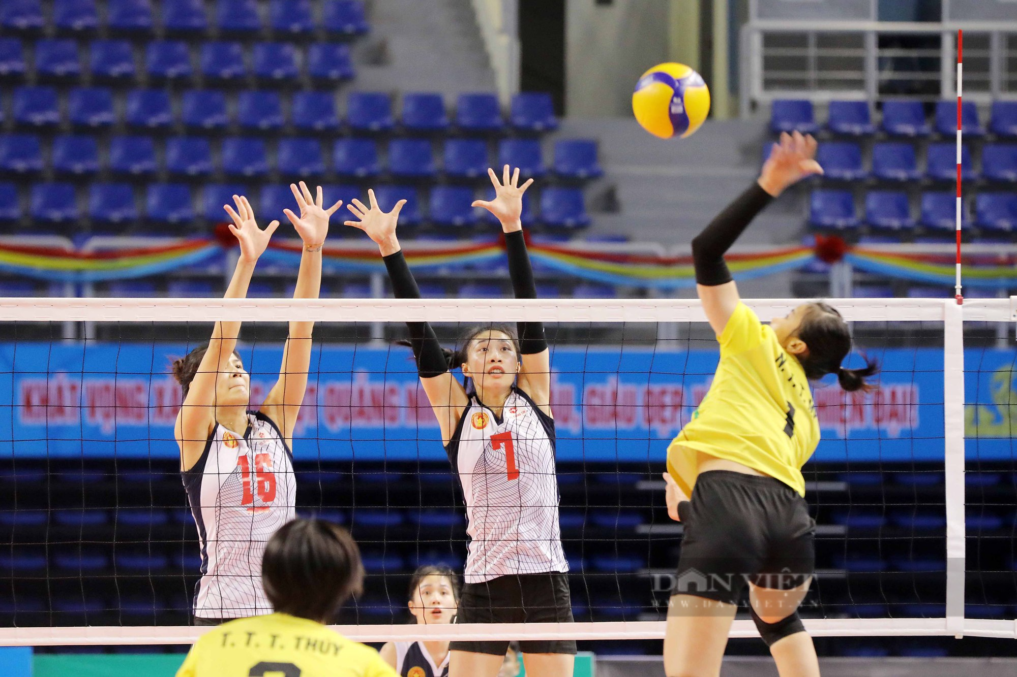 Trận chung kết bóng chuyền nữ duyên nợ giữa Long An và Quân đội tại Đại hội Thể thao toàn quốc  - Ảnh 4.
