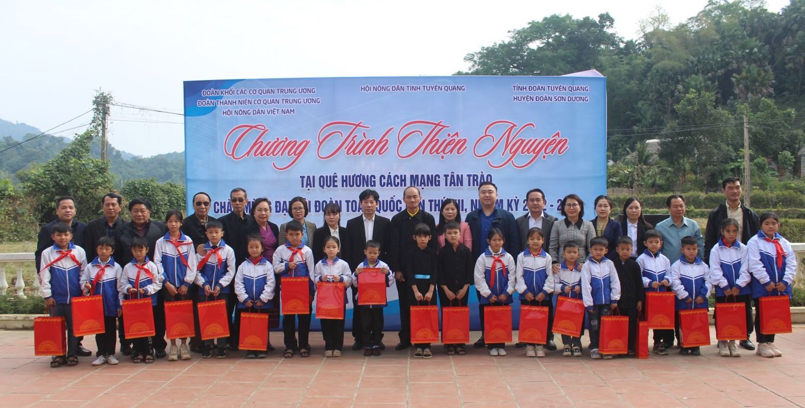 Đoàn Thanh viên cơ quan Trung ương Hội Nông dân Việt Nam tổ chức chương trình thiện nguyện tại Tuyên Quang - Ảnh 1.
