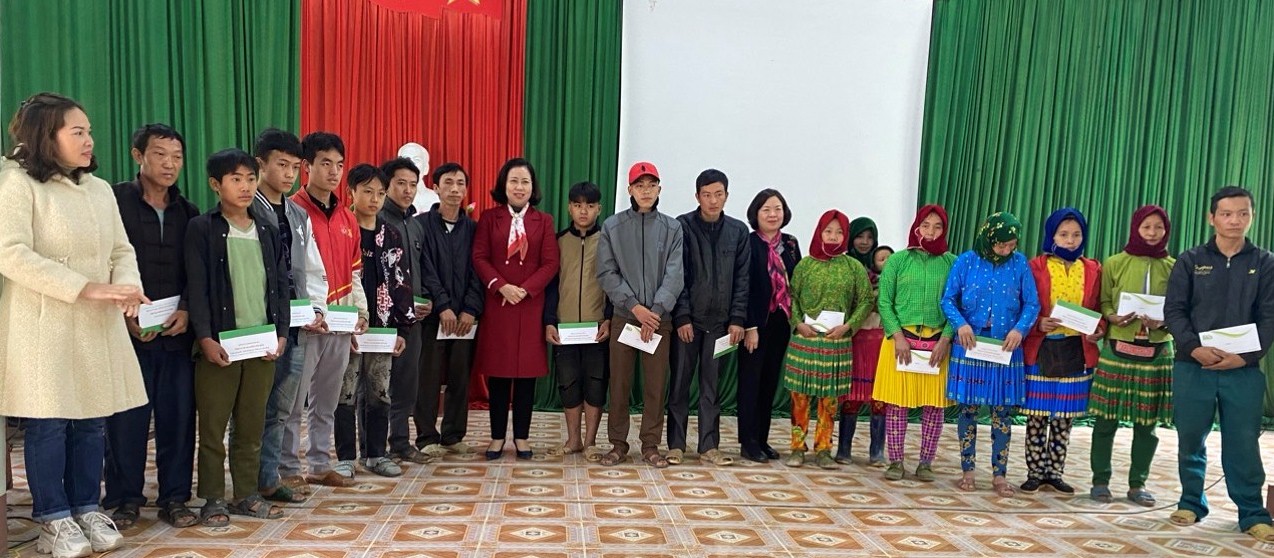 Phó Chủ tịch Hội Nông dân Việt Nam Bùi Thị Thơm tặng quà Tết nông dân nghèo Hà Giang- Ảnh 1.