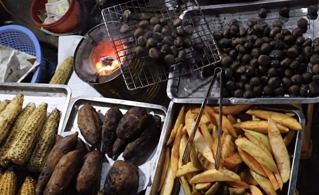 Mùa đông Hà Nội hút du khách với những món nướng và ấm nóng này - Ảnh 11.