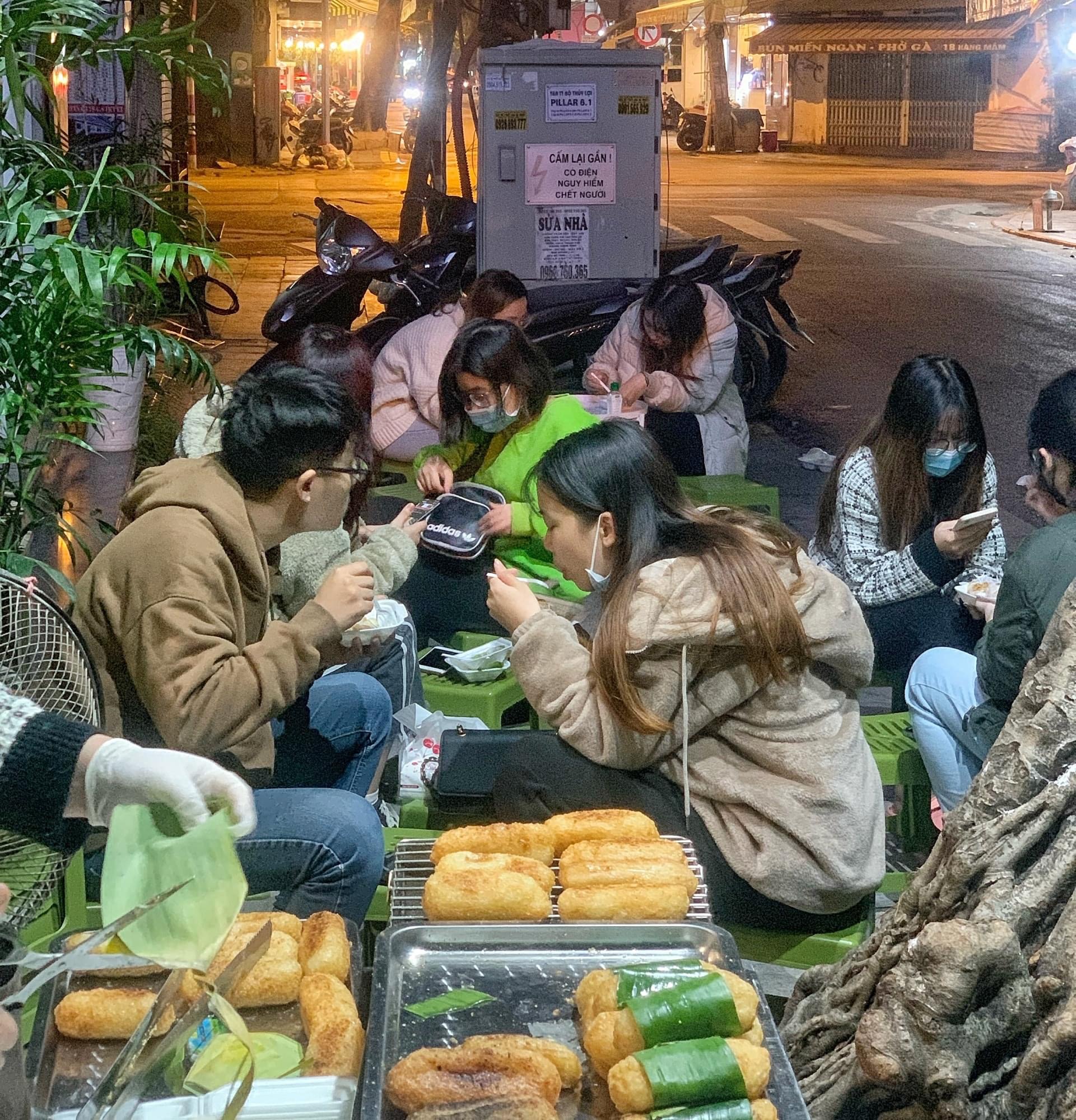 Mùa đông Hà Nội hút du khách với những món nướng và ấm nóng này - Ảnh 1.
