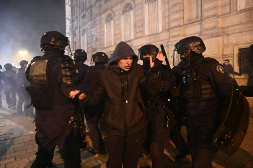 Bạo loạn ở Pháp sau khi đội nhà vào chung kết World Cup: 1 người thiệt mạng, hàng trăm người bị bắt - Ảnh 4.