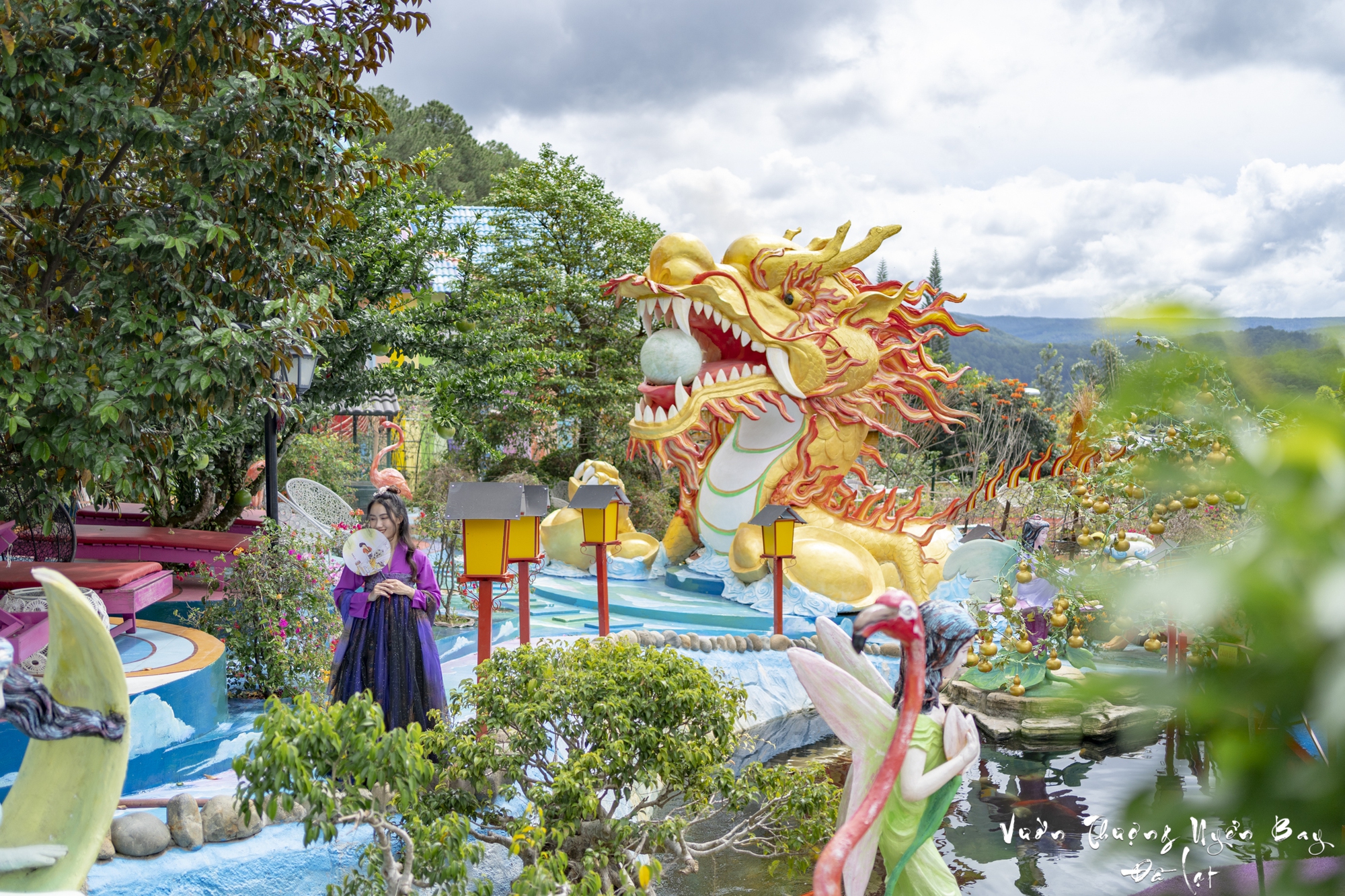 Mãn nhãn khung cảnh trong Vườn thượng uyển bay Đà Lạt, du khách thích thú check in - Ảnh 6.