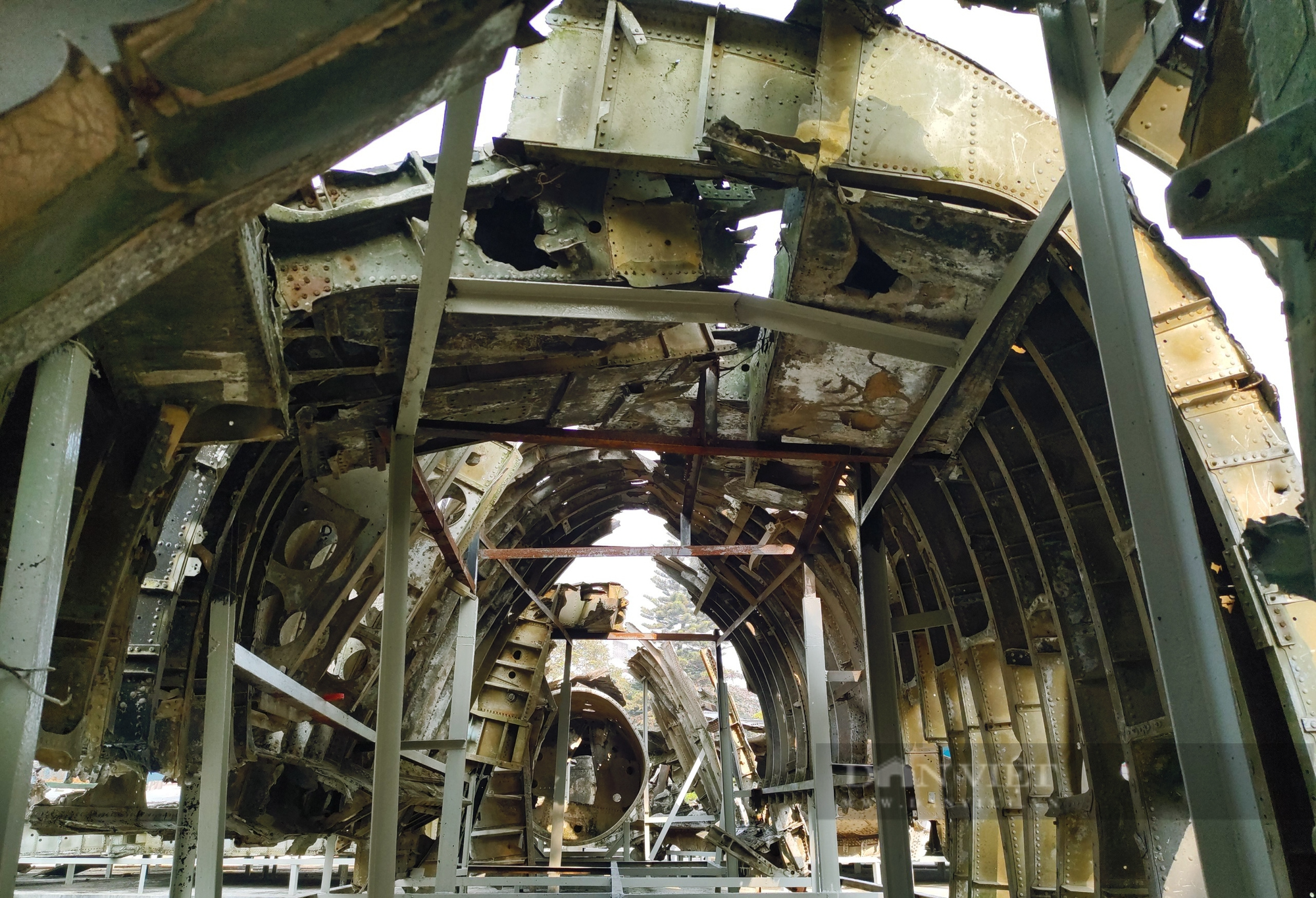 &quot;Pháo đài bay&quot; B-52, một đống sắt vụn tồn tại suốt nửa thế kỷ ở Hà Nội - Ảnh 7.