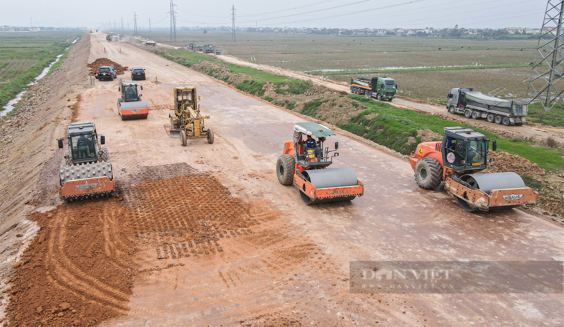 Máy móc &quot;dàn trận&quot; thi công dự án cao tốc Bắc - Nam đoạn Nghi Sơn - Diễn Châu - Ảnh 2.