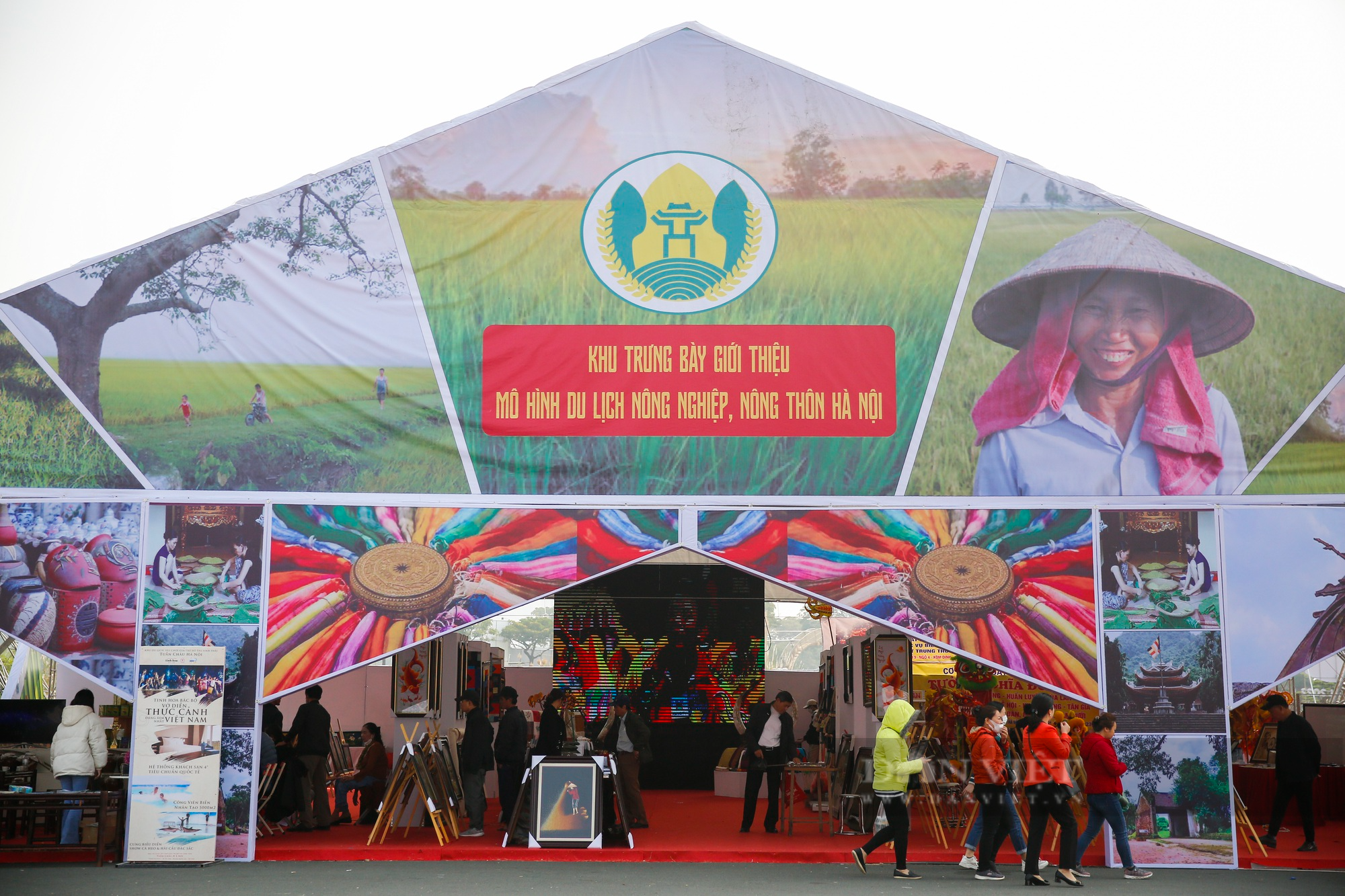 Bát Tràng mang lục bình gốm mạ vàng giá 600 triệu/đôi đến Festival sản phẩm nông nghiệp và làng nghề Hà Nội - Ảnh 1.