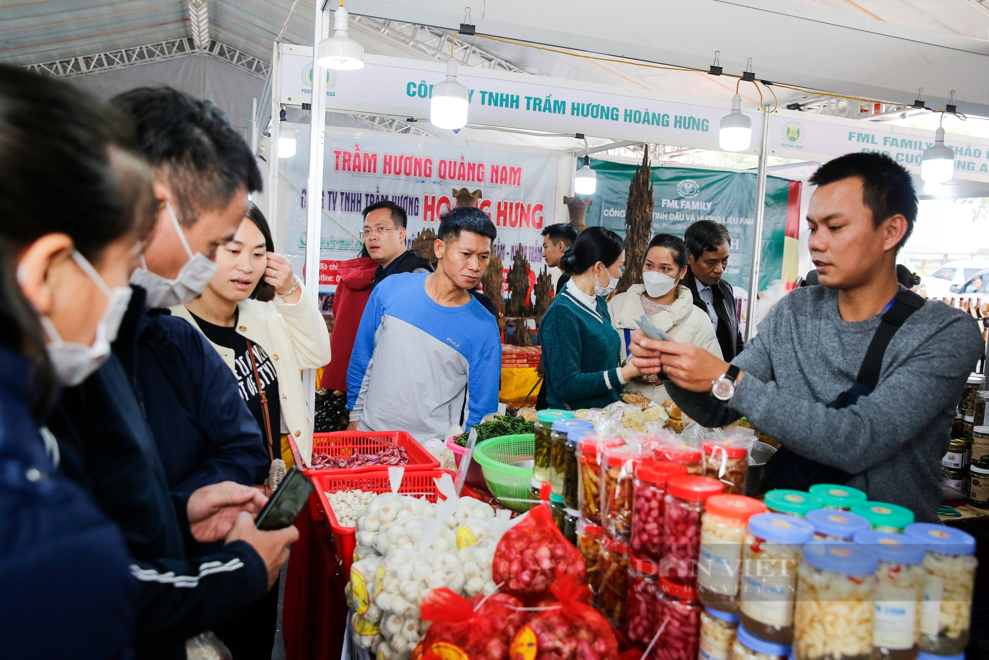 Bát Tràng mang lục bình gốm mạ vàng giá 600 triệu/đôi đến Festival sản phẩm nông nghiệp và làng nghề Hà Nội - Ảnh 2.