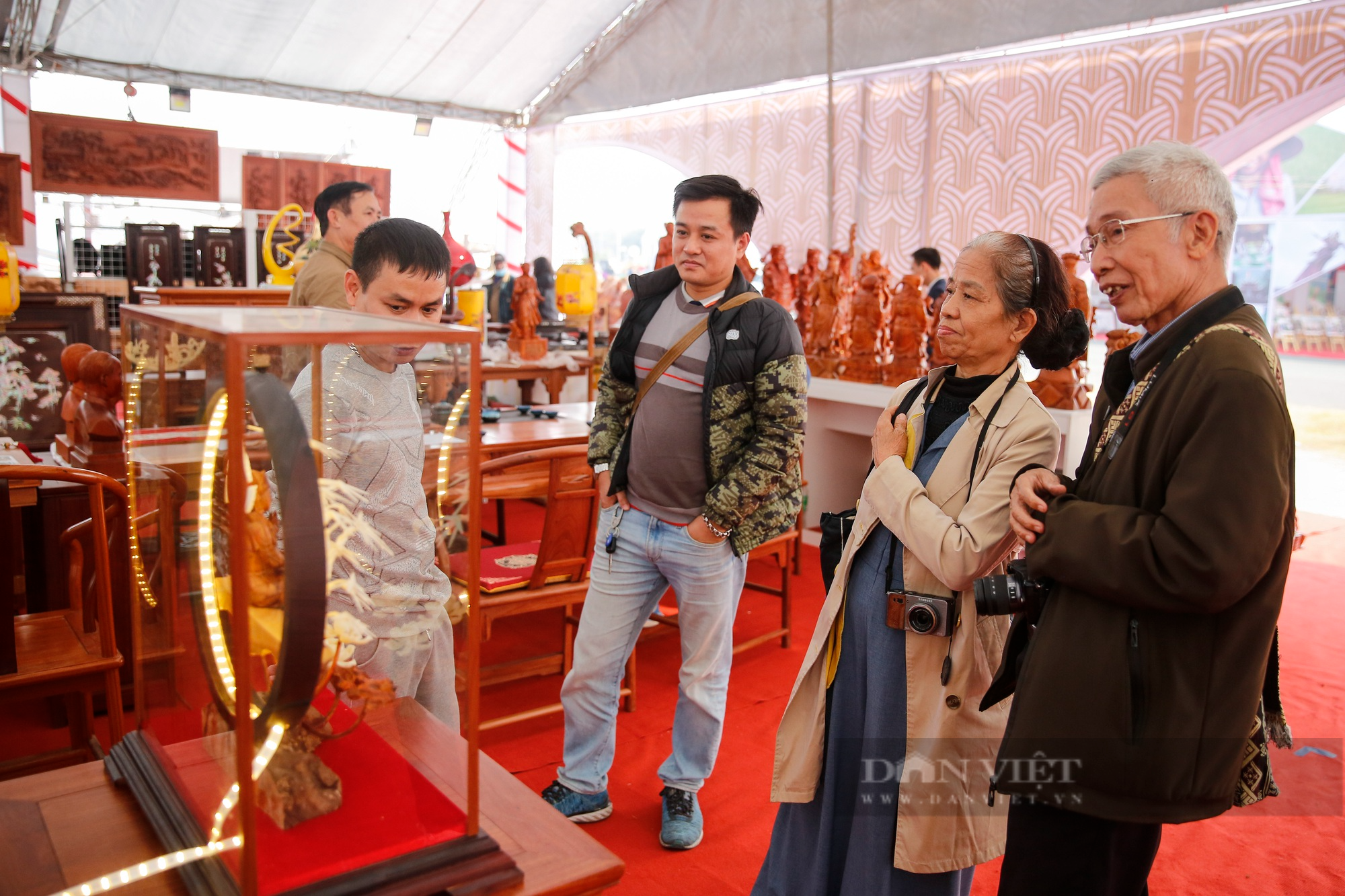 Bát Tràng mang lục bình gốm mạ vàng giá 600 triệu/đôi đến Festival sản phẩm nông nghiệp và làng nghề Hà Nội - Ảnh 8.