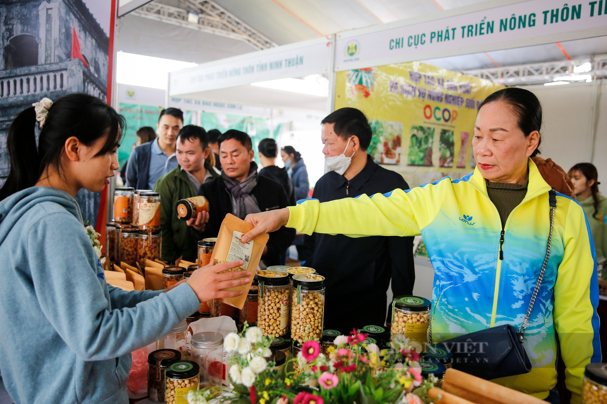 Bát Tràng mang lục bình gốm mạ vàng giá 600 triệu/đôi đến Festival sản phẩm nông nghiệp và làng nghề Hà Nội - Ảnh 9.
