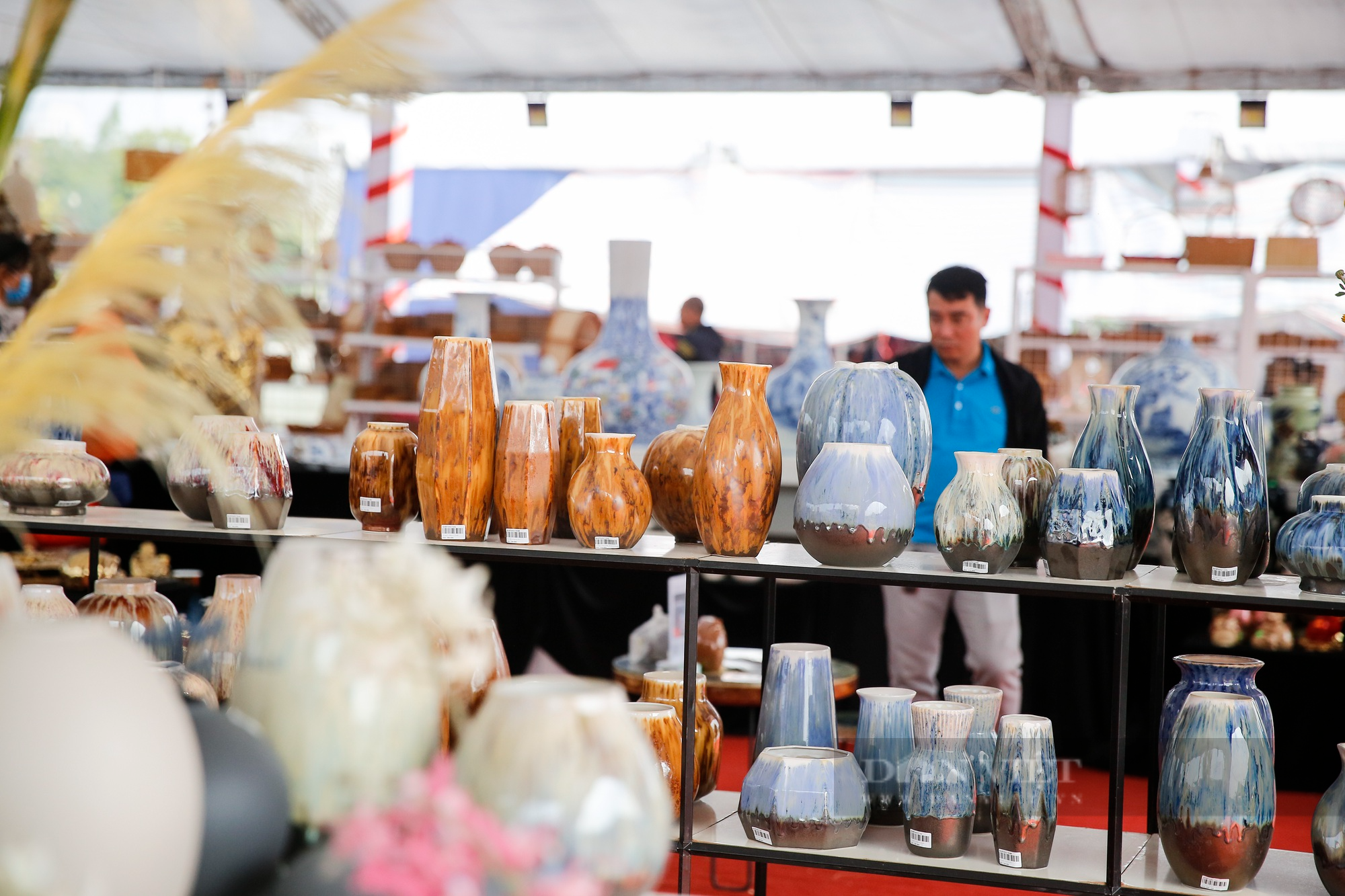 Bát Tràng mang lục bình gốm mạ vàng giá 600 triệu/đôi đến Festival sản phẩm nông nghiệp và làng nghề Hà Nội - Ảnh 10.