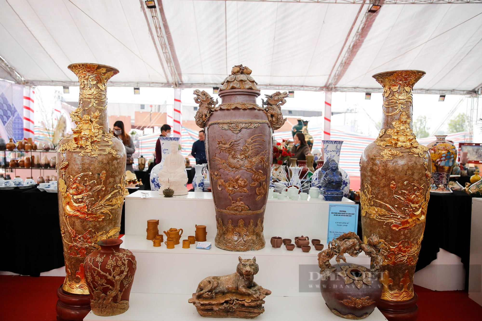 Bát Tràng mang lục bình gốm mạ vàng giá 600 triệu/đôi đến Festival sản phẩm nông nghiệp và làng nghề Hà Nội - Ảnh 11.
