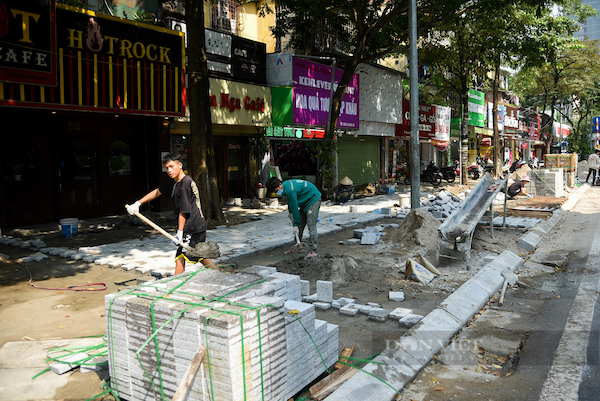 Hà Nội thông tin về việc &quot;xới tung vỉa hè lát đá&quot; - Ảnh 1.