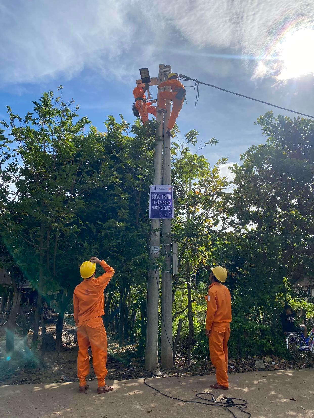 PC Gia Lai thực hiện chương trình “Thắp sáng đường quê” tại làng Keo (xã Ayun, huyện Chư sê) - Ảnh 1.