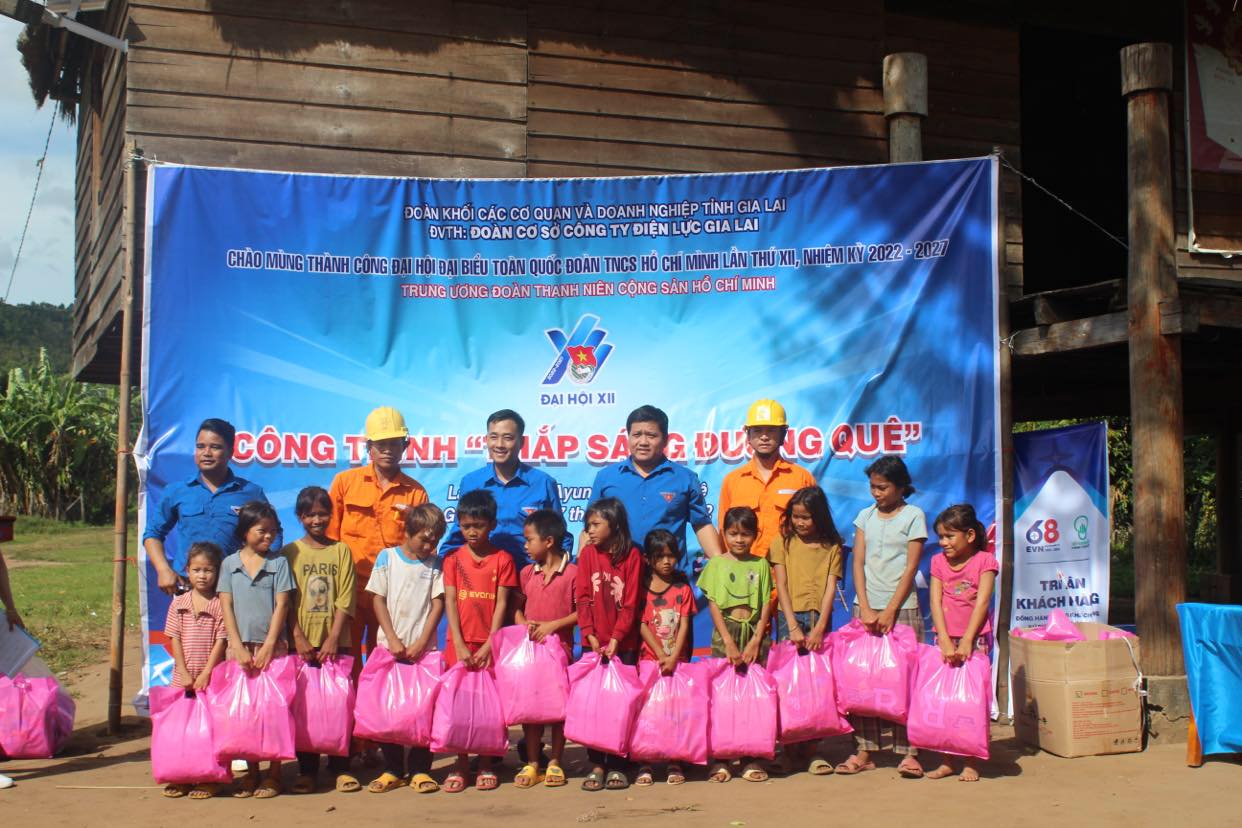 PC Gia Lai thực hiện chương trình “Thắp sáng đường quê” tại làng Keo (xã Ayun, huyện Chư sê) - Ảnh 4.